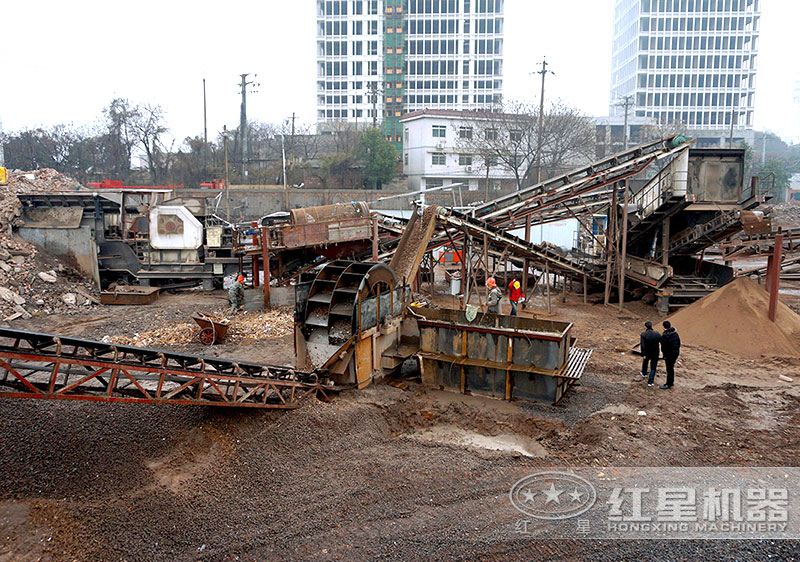 建筑垃圾制沙現(xiàn)場(chǎng)，配置車載制沙機(jī)